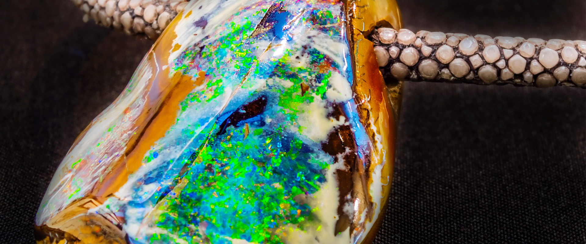What do opals symbolize?
